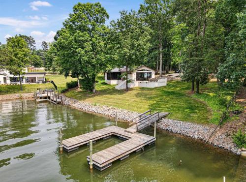 King Suite, Kayaks, Lake, Luxury Magazine Featured in Mooresville