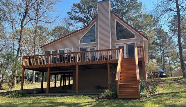 Lake Front Home with Fireplace Private Boat Dock & Kayaks