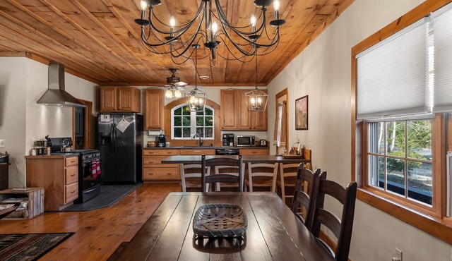 Lake George, Loon, and Schroon -Hot Tub -Firepit -Gameroom -Kayaks -Pets