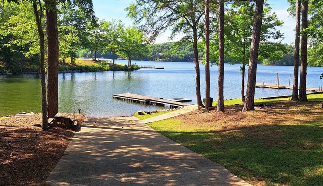 Lake Life Cove - Quaint 3-bedroom 1-bath house with dock, private ramp, deck