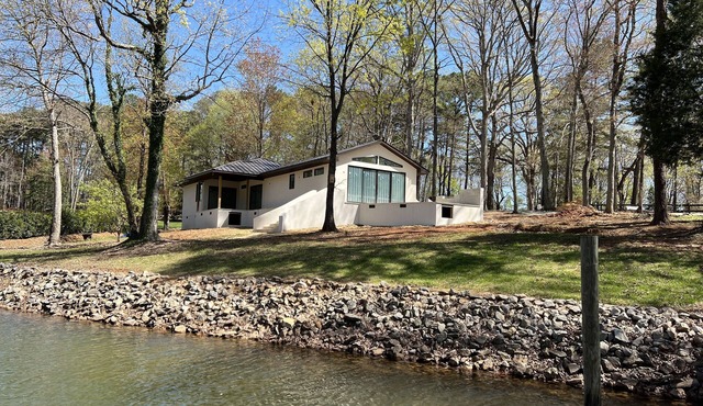 Lake Norman Cottage with stunning views of the sunset in a quiet cove