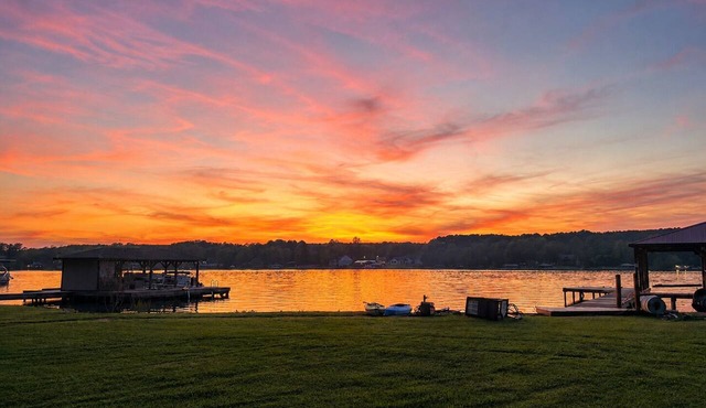 Lake Retreat: Fish off Private Dock, 7 Kayaks, Firepit, Sleeps 12