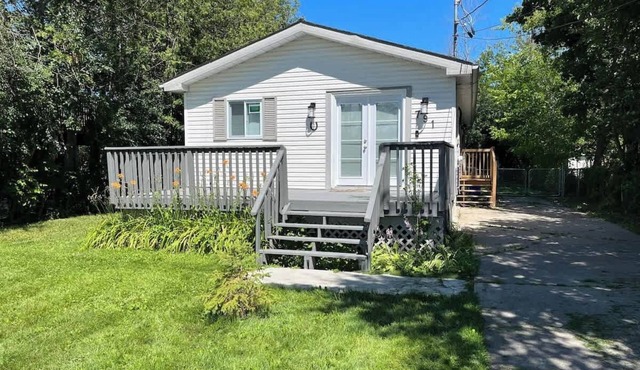 Lake Simcoe Beach Oasis with Backyard and Firepit in Willow Beach