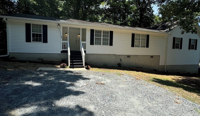 Lake Tobo Bungalow-Charming 3-bedroom house in beautiful Macon next to the lake!