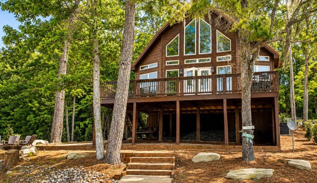 Lakefront cabin with perfect sunsets, great fishing, and tons of space to relax!