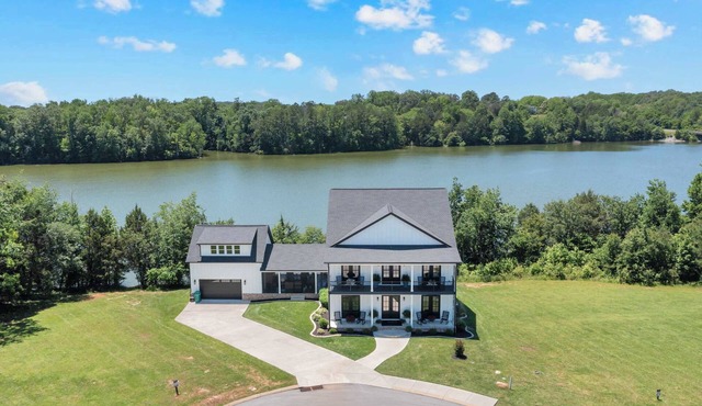 Lakefront Farmhouse | 14 Guests | Tims Ford Lake