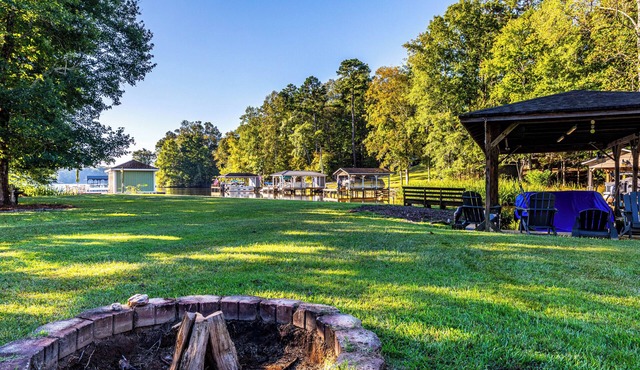 Lakefront retreat with private dock & bunk room – perfect for families