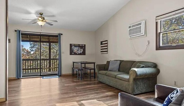 Lakefront Sleeps 28 4 Units Pool, Game Room Perfect for Large Groups in Branson West