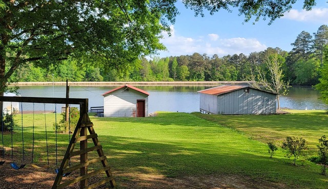 Lakeside Cottage on Lake Guntersville. No Pets and non smoking rental.