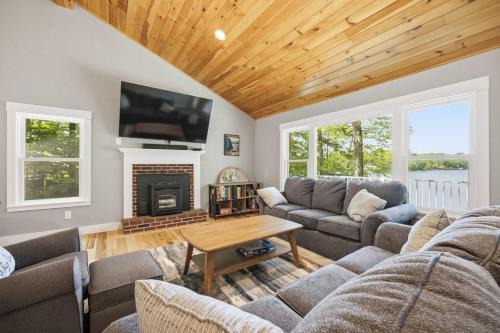Lakeside Escape on Crescent Lake with Sauna Fire Pit in Wolfeboro