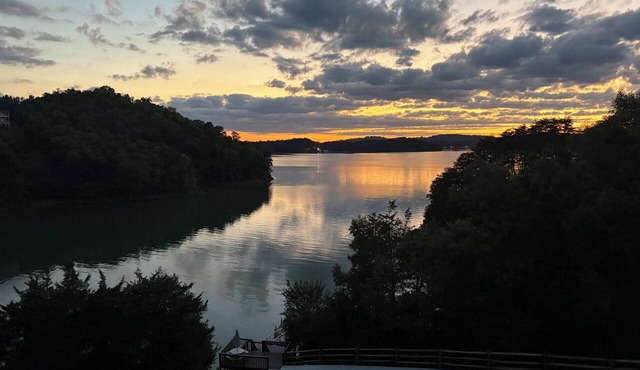 Lakeside Point on Douglas Lake. Year-Round Water Views/Dock/Hot Tub/Game Room