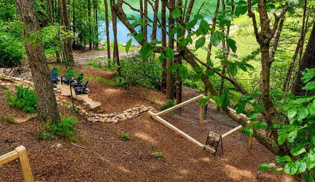 Lakeside retreat, indoor & outdoor gameroom, kayaks, Hot Tub. Fun family getaway