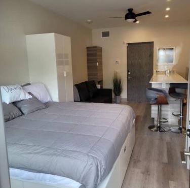 Lakeside studio with pool in Vernon