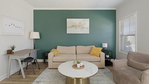 Landing Beautiful 1BD Gym Pool
