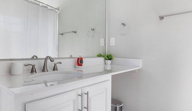 Landing | Modern 1BD, Gym, Pool