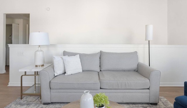 Landing | Modern 2BD, Pool, Gym