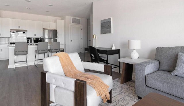 Landing | Spectacular 2BD, Pool in Tice