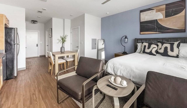 Landing | Stunning Studio, Pool, Gym