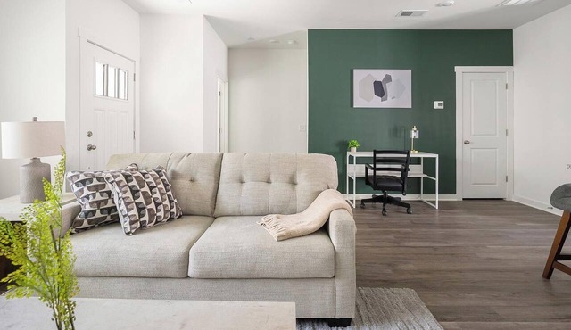 Landing | Stylish 2BD, Pool, Gym
