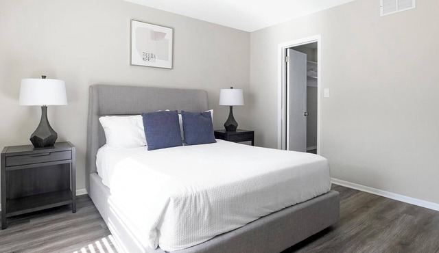 Landing | Stylish 1BD, Pool, Gym