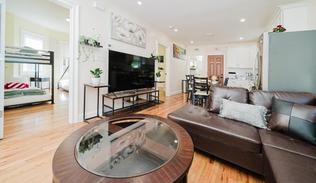 Large 3BR & 2BA Milton Apt w Free Parking, Balcony, TV, AC 141 in Milton
