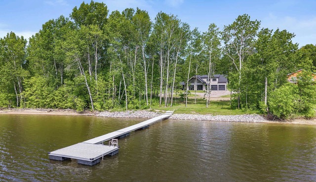 Le 83 Chalet moderne sur lac navigable avec spa in Notre-Dame-de-Pontmain