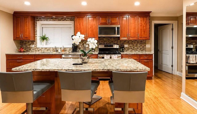 Lombard Luxury 4BR & 1BH close to Mall & Freeway