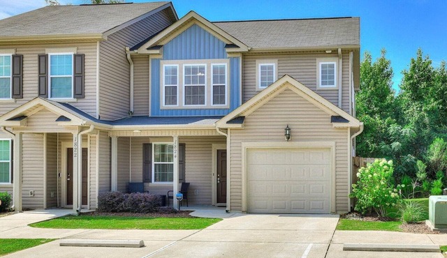 Lovely 3-bedroom townhome in Grovetown with AC, WiFi, Garage and close to town!