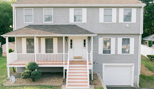 Lovely Bright and Spacious 4-bedroom house with 6 off-street parking spots in Salem