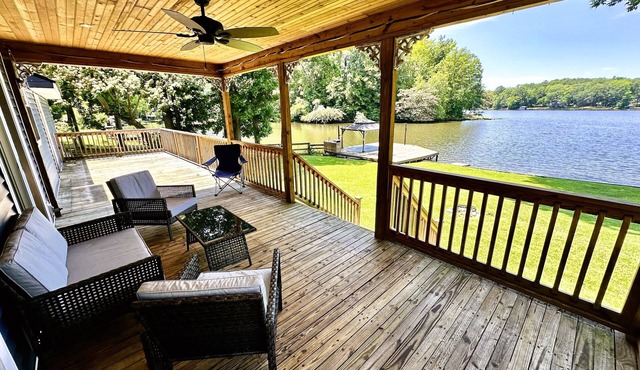 Lovely, peaceful LAKE-front house with beautiful view and sunsets!