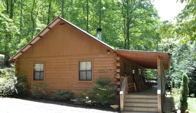 Lovely Rustic Cabin Secluded in the Woods near Maggie Valley, North Carolina in Cherokee
