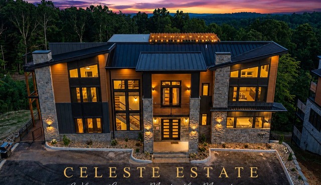 Lux 12 BR Cabin, Indoor Pool, Golf Rm, Sleeps 35