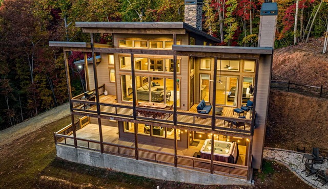 Lux Mountain Chalet - Hot Tub, Fire Pit, Game Room, Pool Table, Wi-Fi & more!