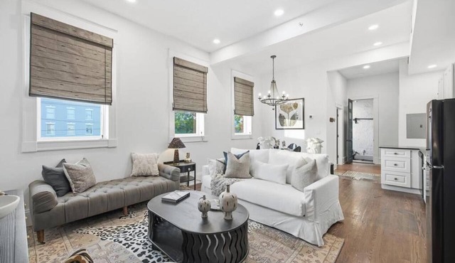 Luxe 2BR 2BA at the Raven Pool OnSite Parking