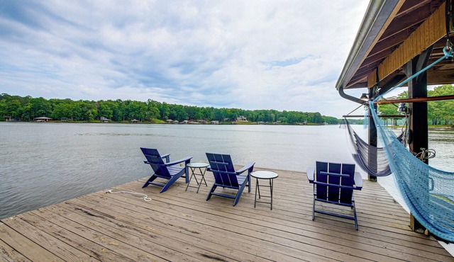 Luxe Lake Sinclair Living: Private Dock & Beach!