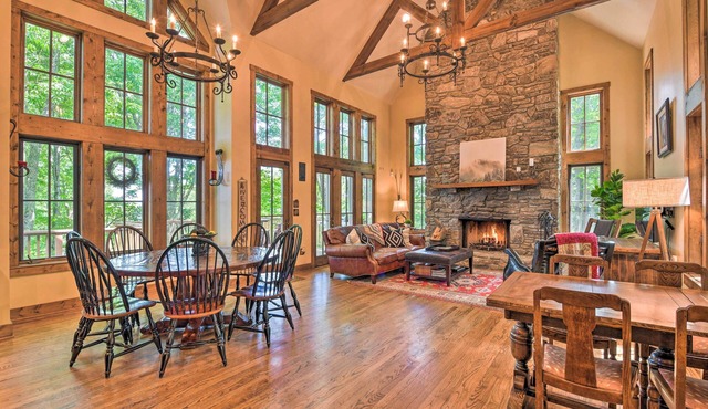 Luxe Lodge Near Smoky Mountains: Views & Hot Tub!