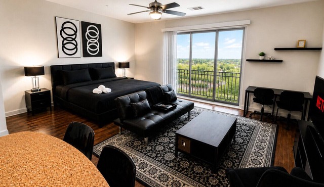 Luxe Nest | King Studio Downtown 2B