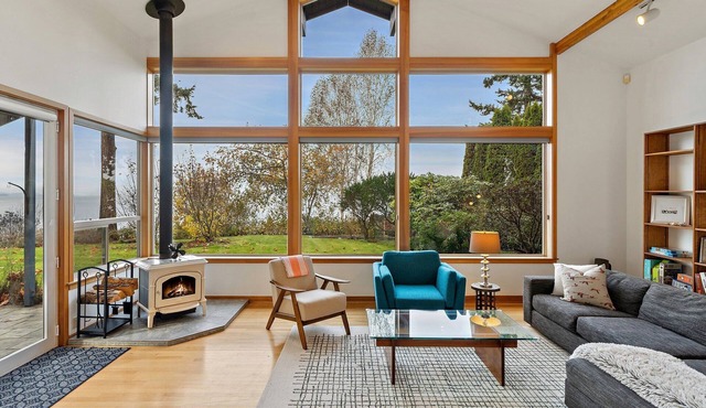 Luxe Waterfront Haven: 3BR Vaulted-Ceiling Home w/Scenic Ocean & Sunset Views