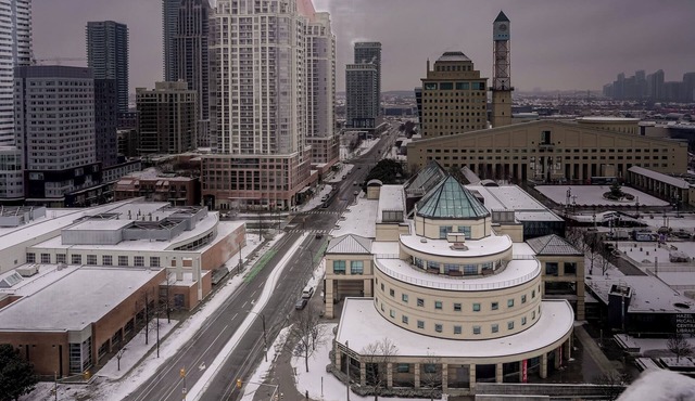Luxurious 2Bedroom 1Bath Condo Walk to Square One Mall YYZToronto Pearson 1 pkng in Mississauga
