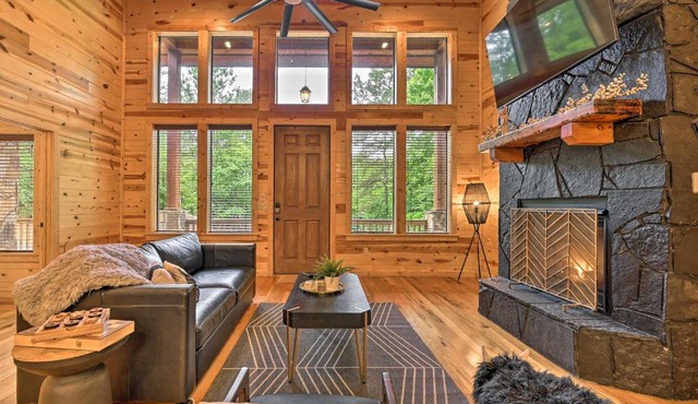 Luxurious and Modern Cabin with Hot Tub and Fire Pit! in Broken Bow