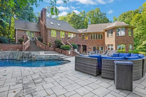Luxurious Private Lakefront Paradise