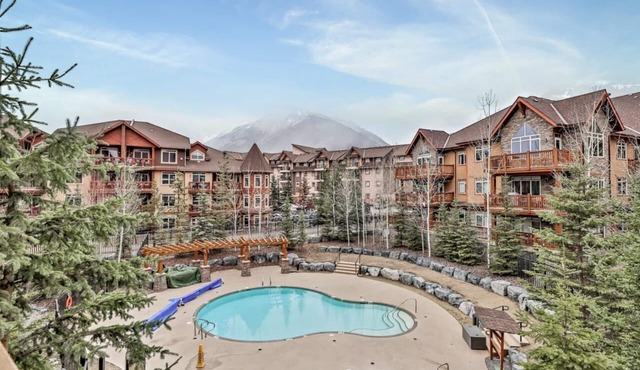 Luxury 2BR KING/2BTH condo - Outdoor heated pool and hot tub - mountain views in Canmore
