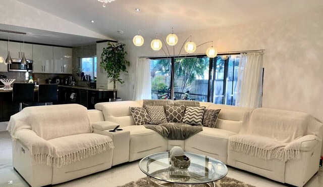 Luxury Pool Home Hot Tub + Outdoor Cinema Near West Palm Beach