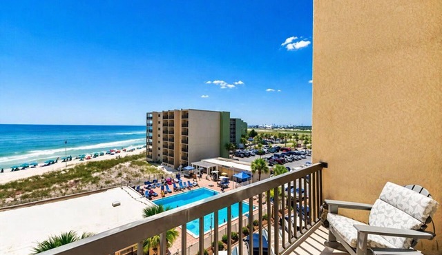 Luxury Renovated Beach & Lake Retreat ◇ Pinnacle Paradise Between the Shores