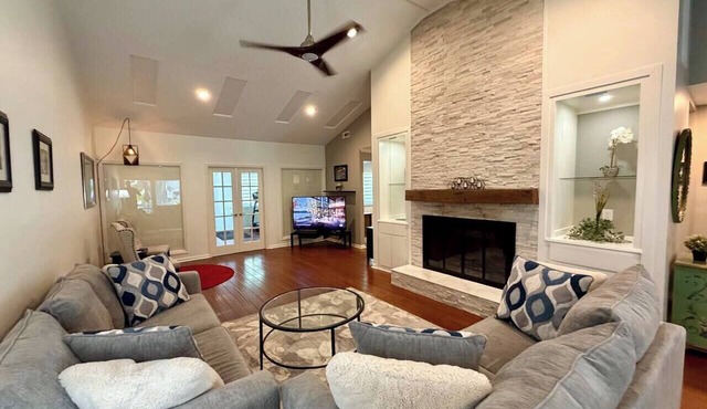 Luxury Retreat | Chef’s Kitchen & Spa Bath