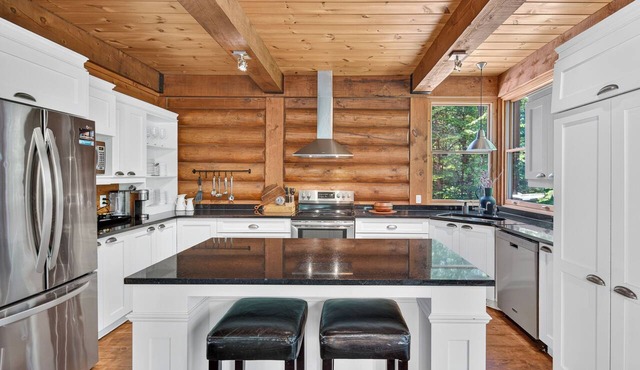 Luxury Timber Escape - Lake, Hot Tub, Pool, Gym! in Les Laurentides