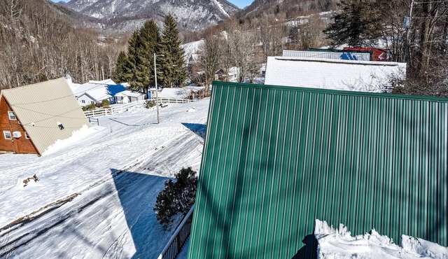 Maggie Valley Ski Chalet: Cozy Winter Retreat- 5 minutes to the Slopes!