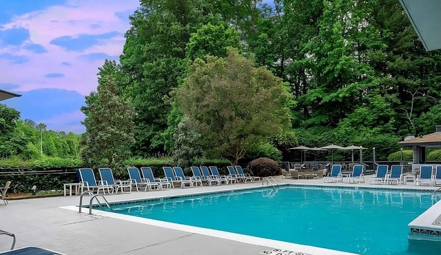 Make Your Trip More Enjoyable! 4 Relaxing Units, Pets Allowed, Parking, Pools!