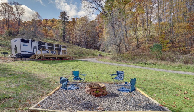 Mars Hill Retreat: Charcoal Grill & Elevated Deck!
