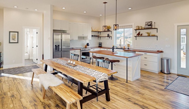 Methow River Ranch home with river access & beautiful deck - dog-friendly in Methow